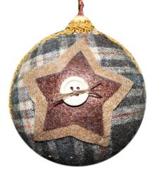 Χριστουγεννιάτικη Πλαστική Πλεκτή Καφέ Μπάλα με Καρό Σχέδιο και Υφασμάτινο Αστεράκι με Κουμπί, 8cm